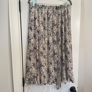 Alice blue pleated skirt cream with floral L